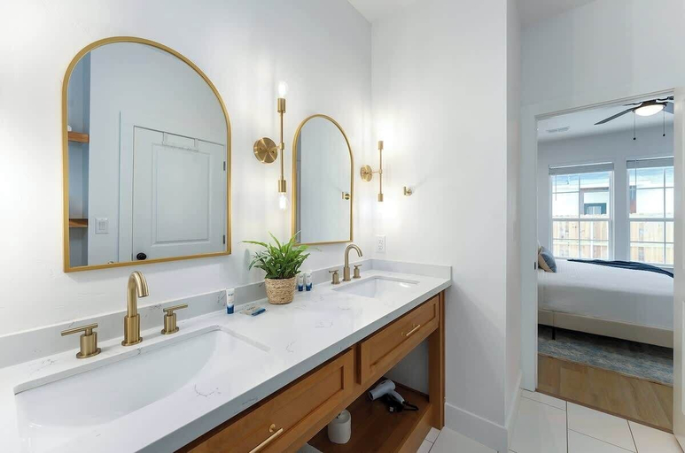 Bathroom 5, Southern Vine Sip and Stay Combo, Gillespie
