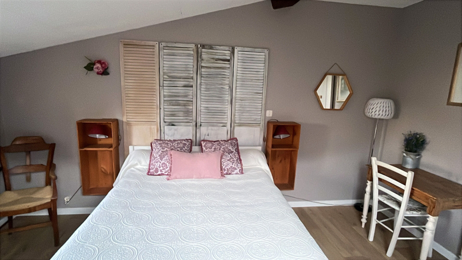 Bedroom 4, Chambres Peyroutas, Gironde