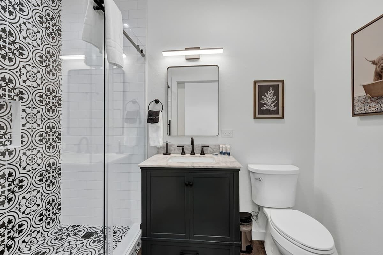 Bathroom 2, Evergreen Escape W/hot-tub 5 Min to Downtown!, Gillespie