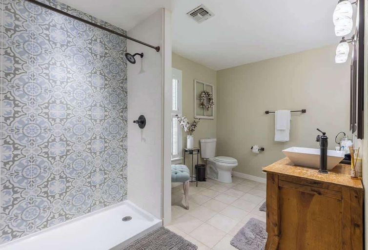 Bathroom 4, Downtown Bliss - Hot Tub, Gillespie