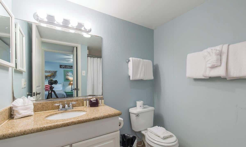 Bathroom 3, Beachfront Bargain - 2 Levels - 2 Pools & Hot Tubs, Cameron