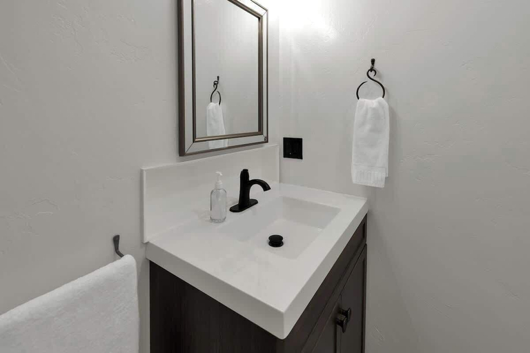 Bathroom 3, Tejas Suite Walking Distance to Main St!, Gillespie