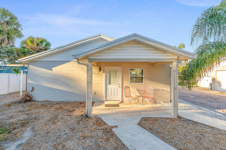 Exterior 2, Sun and Fun- Dolphin Diversion, Volusia