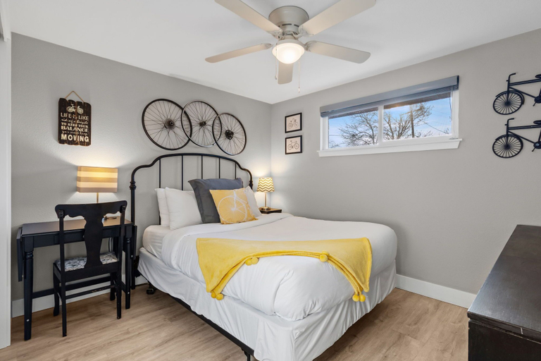 Room 5, Berthoud Basecamp Private Hot Tub & Backyard Oasis, Larimer