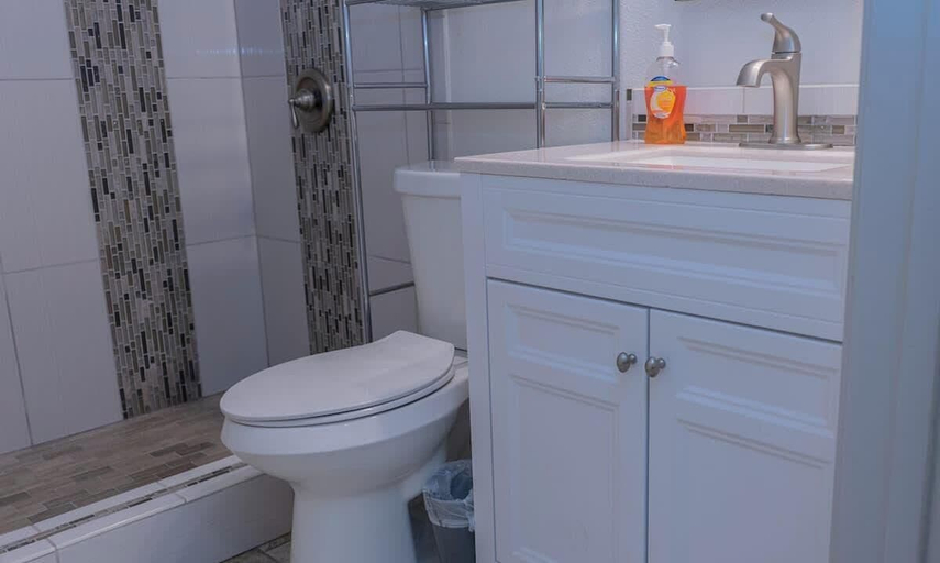 Bathroom 4, Luxury 1 Bedroom - Walk to Beach - Pool, Cameron