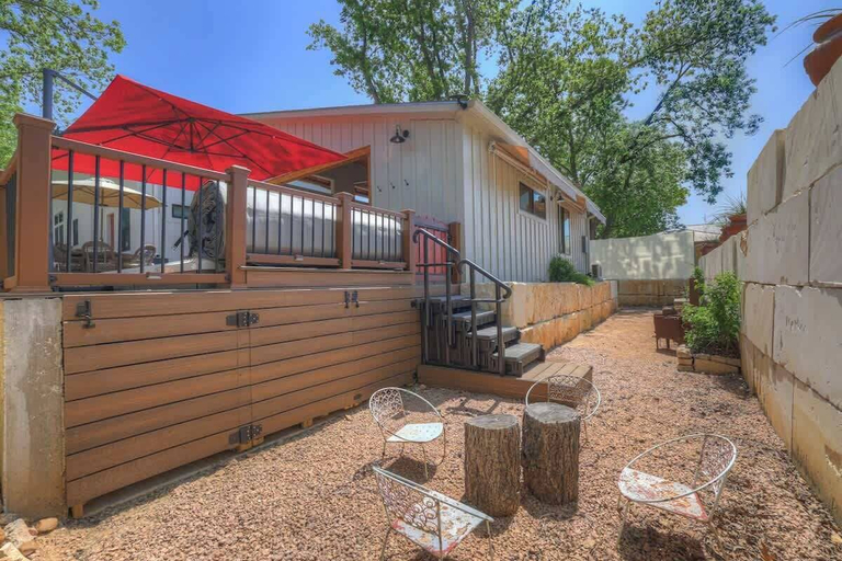 Exterior & Views 2, Casa Blanca-swim Spa-steps to Main Street!, Gillespie