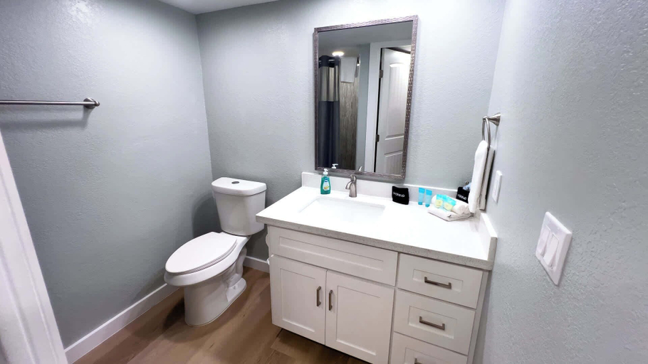 Bathroom 3, Direct Beach Pools & Sun Deck - Stylish - Clean, Cameron