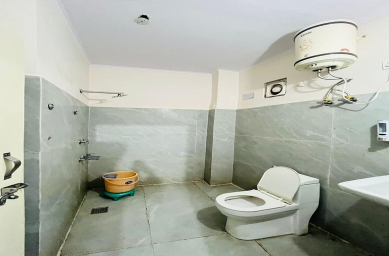 Bathroom 2, Roomshala Hotel Haveli, Delhi