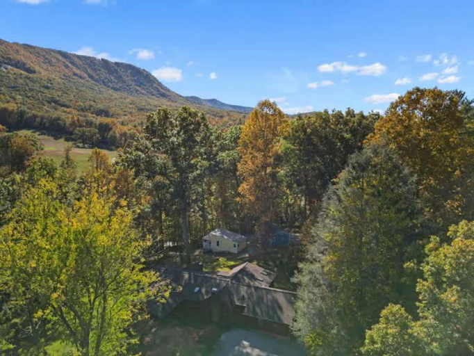 Room 5, Spacious 4BR Compound w 2 Cottages Near Trails, Henderson
