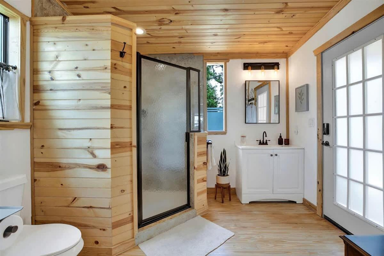 Facilities 2, Luxurious Cottage on 3-Acre's in Fred Wine Country, Gillespie