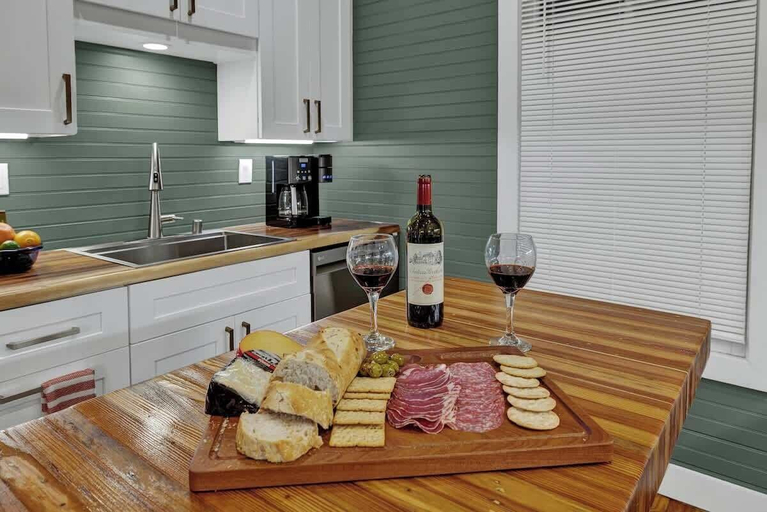 Private kitchen 2, Tolle Haus: W/pool & Firepit-walk to Schlitterbahn, Comal Chutes & Downtown!, Comal