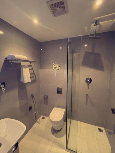 Bathroom 4, Pearly Hotel