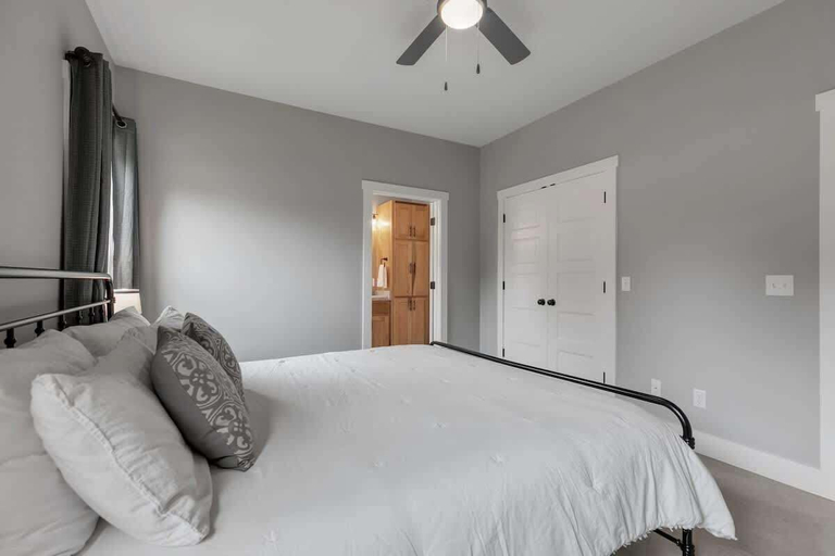 Room 2, Luxury Home 3blck From Main St With Firepit, Gillespie
