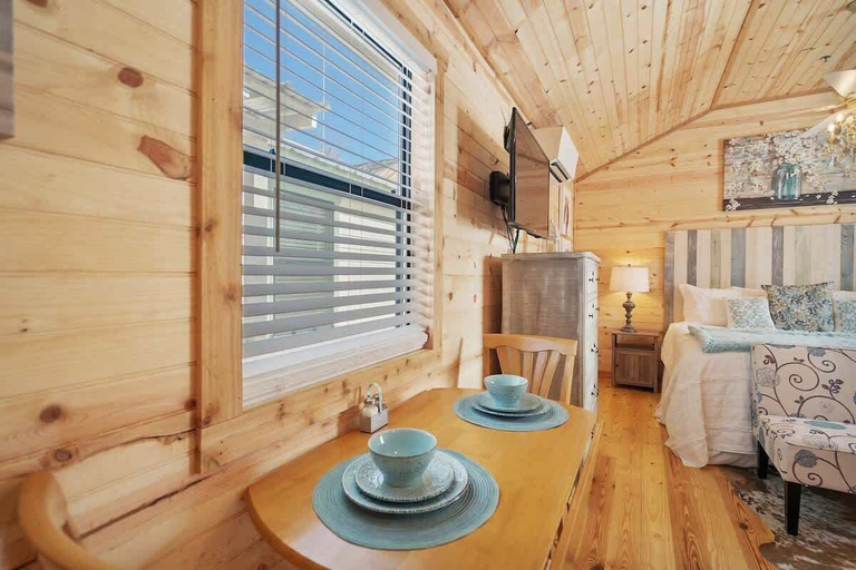 Room 4, Charming Casita Right on Main St, Gillespie