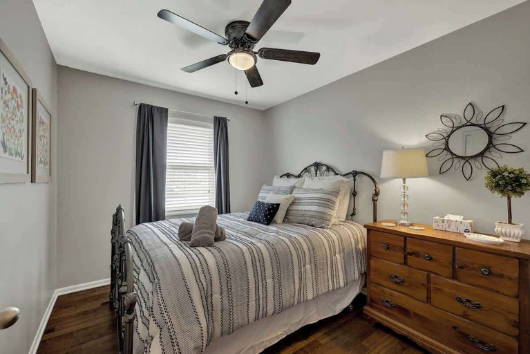 Bedroom 3, Cora Street Cottage, Gillespie