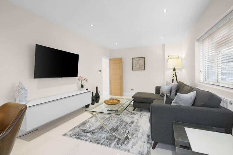 Living area 3, Modern Comfort 2-Bedroom, 2-Bathroom House, London