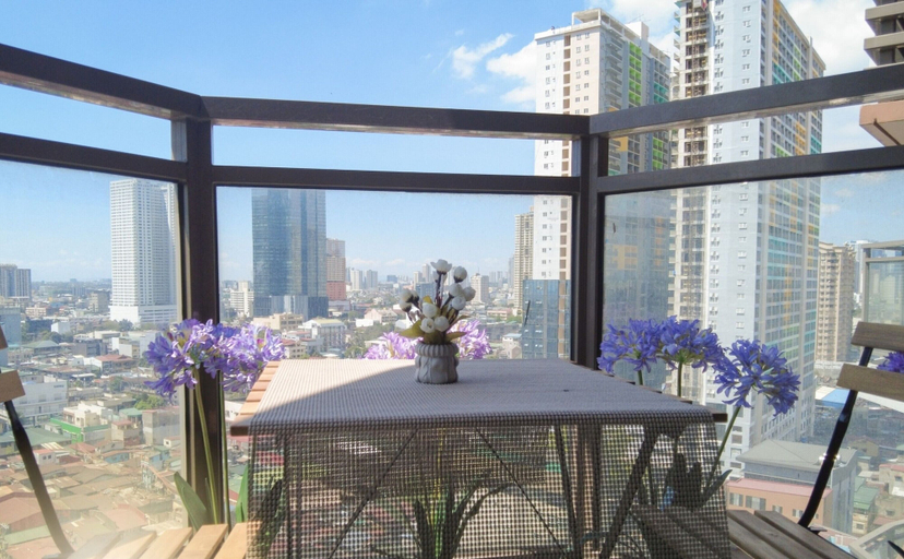 Balcony 3, 1BR KLASSI Comfort Stay, Pasay City