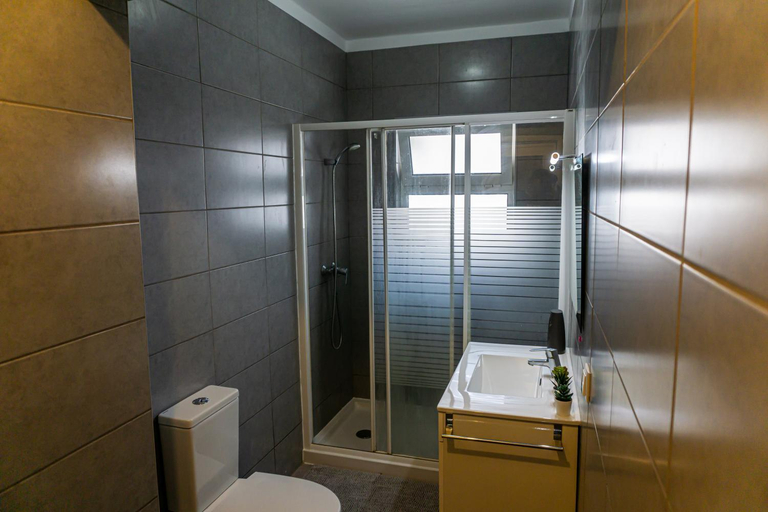Bathroom, Aconchego de quartos no centro de Faro, Faro