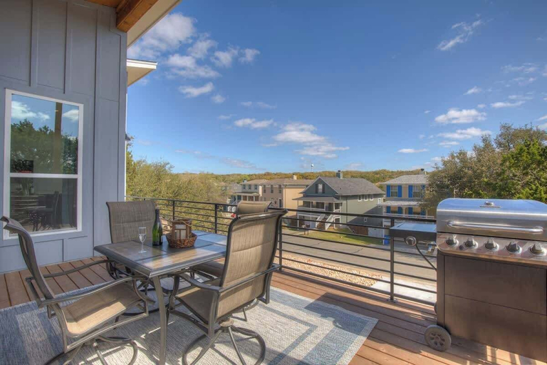 Outdoor dining 5, Stunning Lake Home With Pool-beach-gym-boat Access, Travis