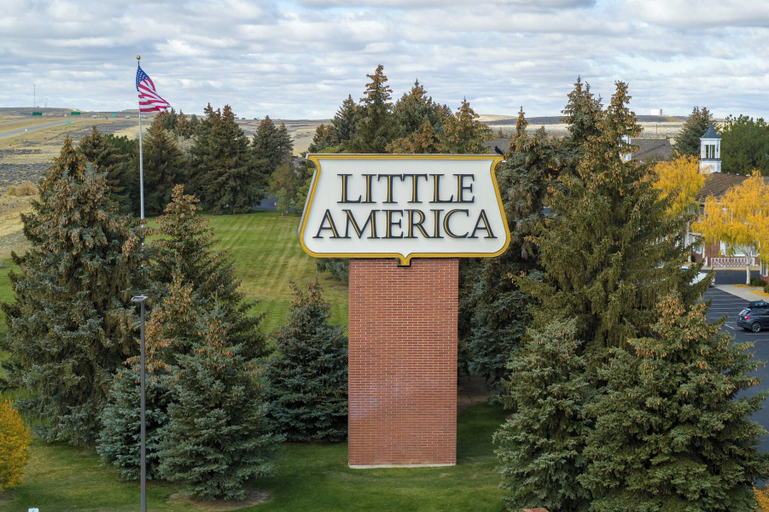 Exterior & Views 1, Little America Hotel, Sweetwater