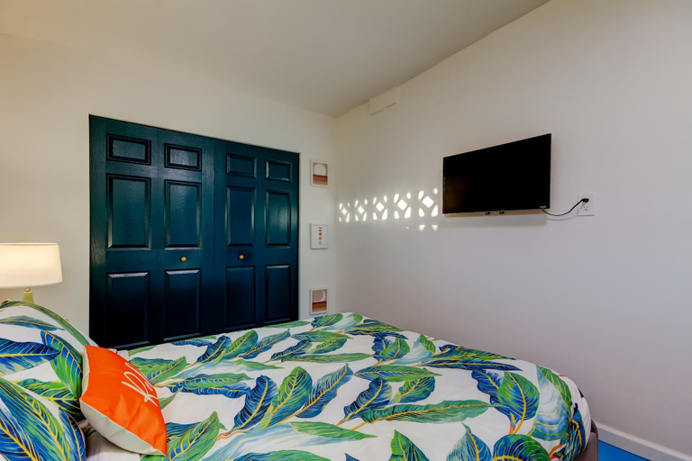 Room 1, IRB Coastal Beach Homes, Pinellas