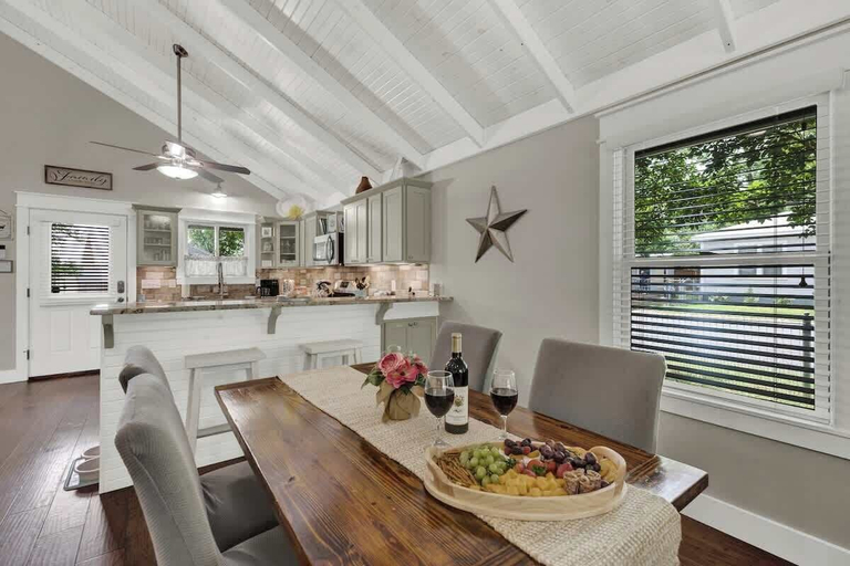 Dining, Charming Cottage-3 Mins to Downtown-pet Friendly!, Gillespie