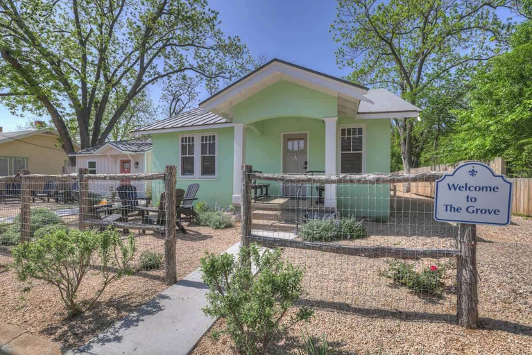 Exterior, The Grove-a: Cozy Cottage 2-blocks to Marktplatz!, Gillespie