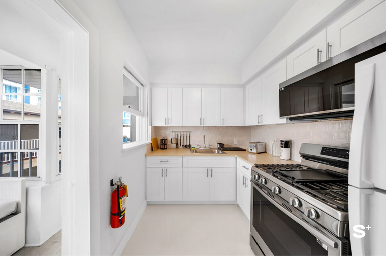 Private kitchen 4, Spacious 1BD Beachside Apt -Free Parking, Miami-Dade