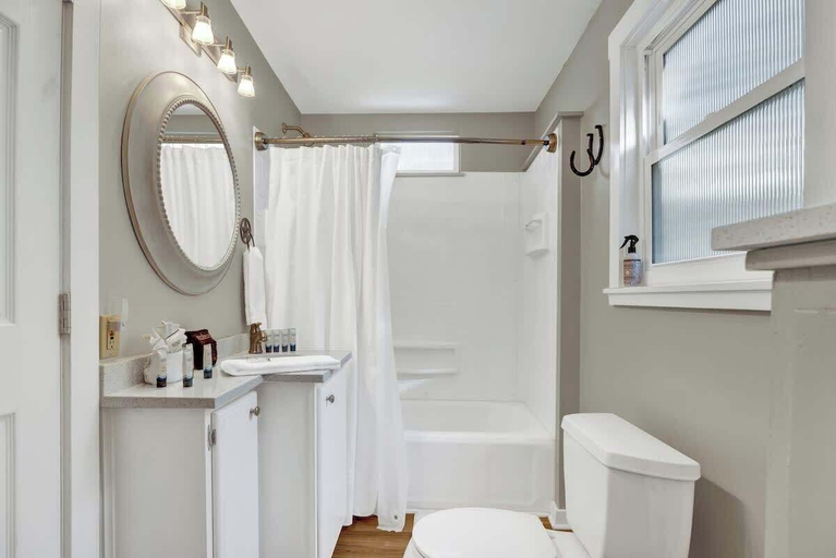 Bathroom, Austin Haus, Gillespie
