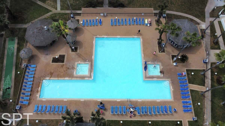 Sport & Beauty 4, Resort-like Beachfront - Heated Pool, Cameron