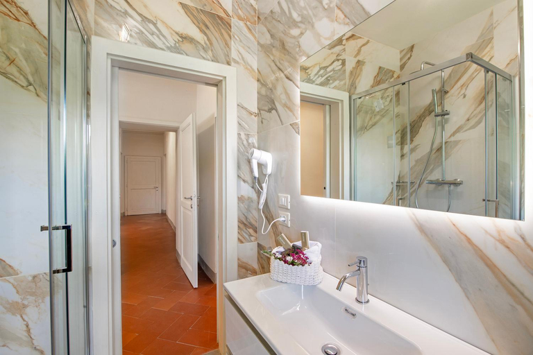 Shower 3, Villa Chimera Green 10 with Pool & Gym, Arezzo