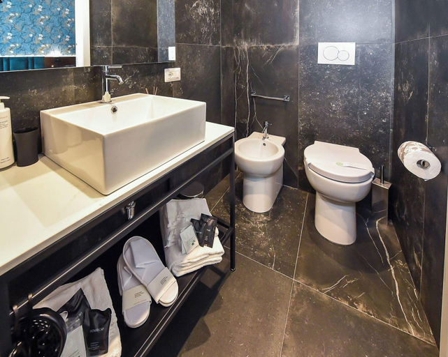 Bathroom 3, Alba Rosa Rooms, Rome