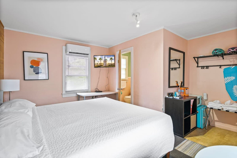 Room 5, Retro Retreat- Updated 1950s Motel in St Augustine, Saint Johns