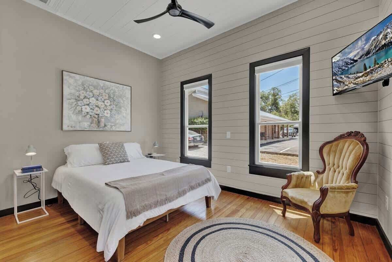 Bedroom 5, Historic Gem Near Schlitterbahn, Comal