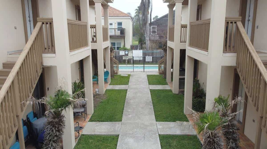 Exterior & Views 2, EZ Walk to Beach - Modern 2 Bedroom - Sleeps Many, Cameron