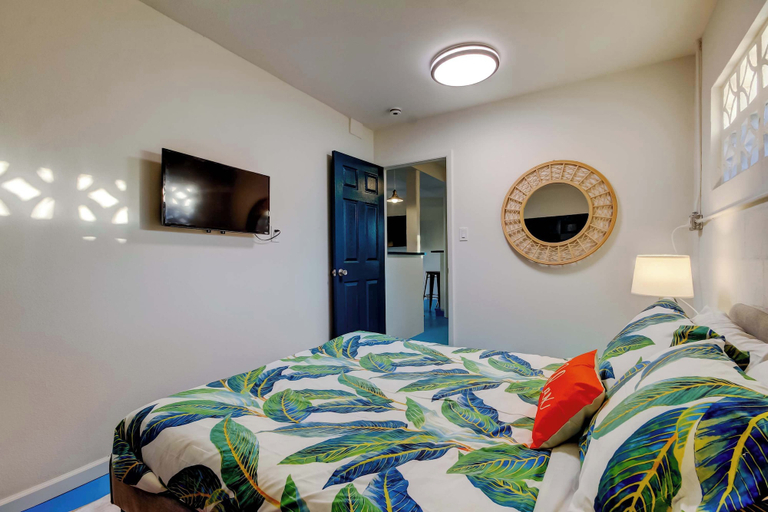 Room 4, IRB Coastal Beach Homes, Pinellas