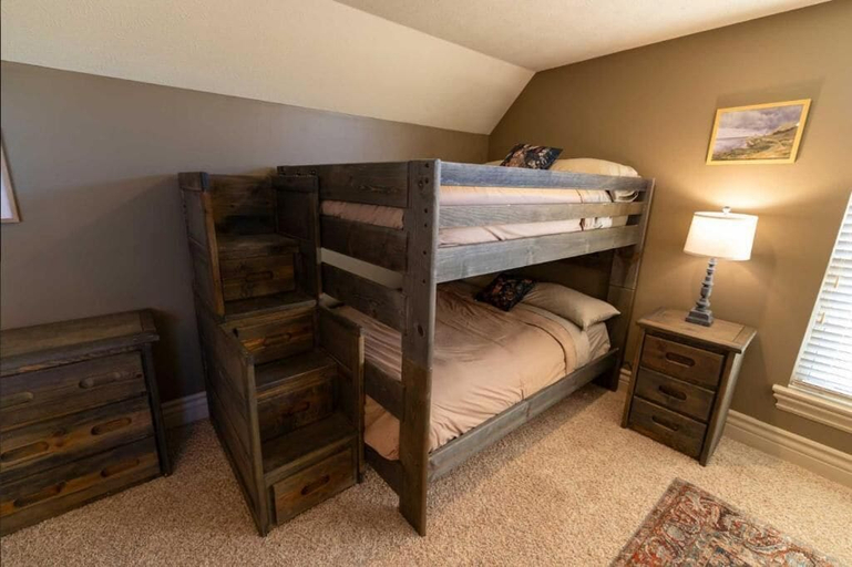 Room 5, Scottish Lodge, Saline