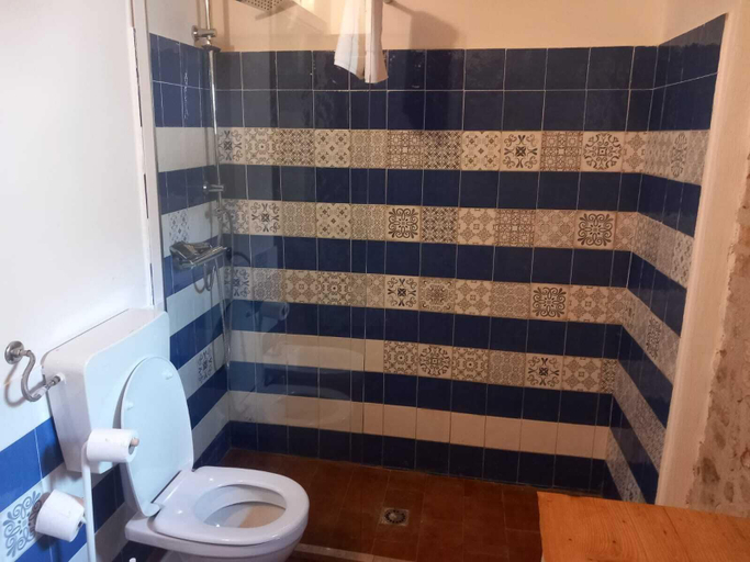 Bathroom 2, baglio perciata, Palermo