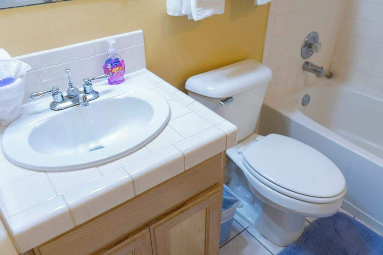 Bathroom 3, Blue Siren House, Cameron