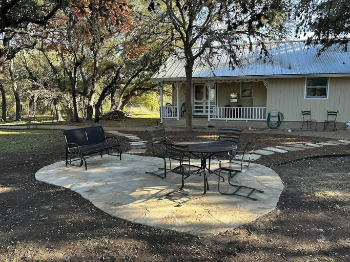 Outdoor dining 4, Stunninghome on The Blanco River, Blanco