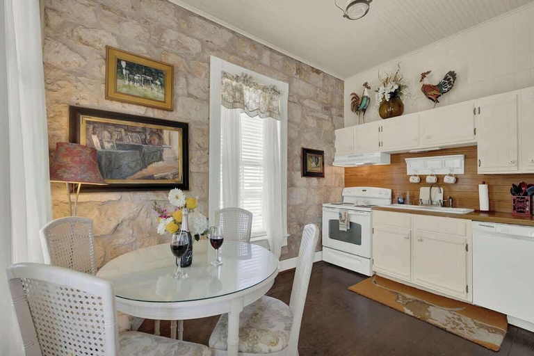 Private kitchen 2, Charming Balcony Suite Overlooking Main Street-walk to Everything!, Gillespie