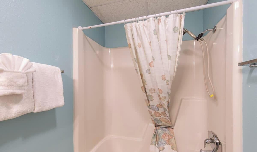 Bathroom, Aquarius 408, Cameron
