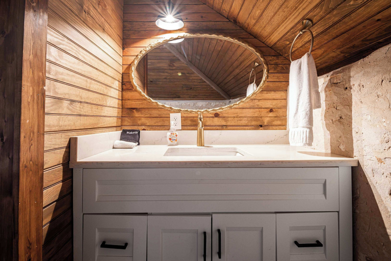 Bathroom 3, German and Winzing Haus, Gillespie