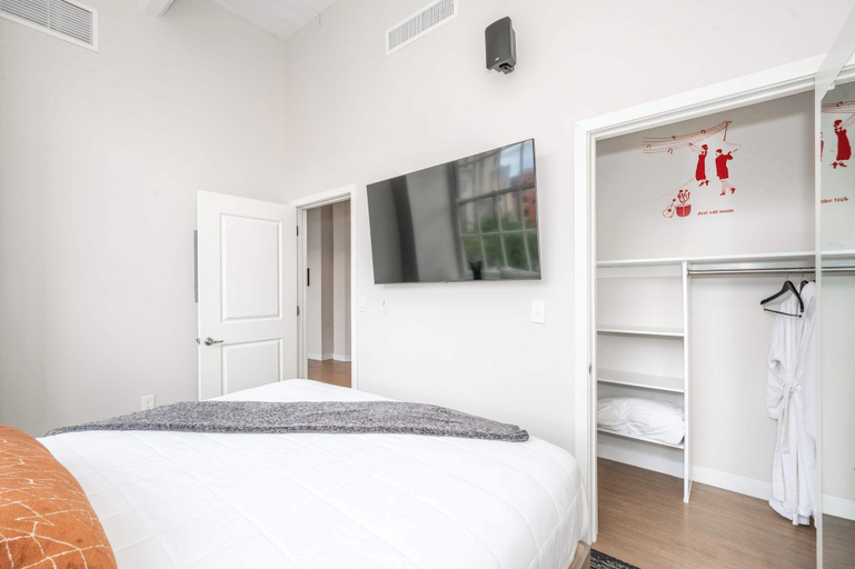 Room 2, The 333 Suites 3rd Floor Retreat, Hamilton