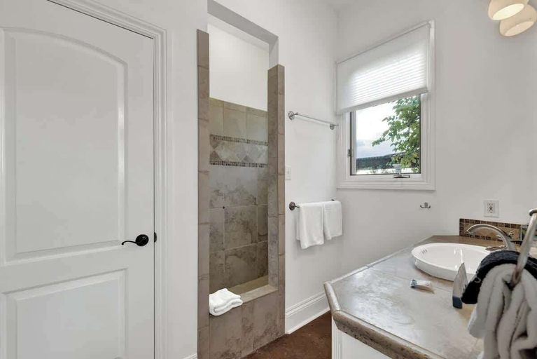 Bathroom 3, Luxurious Watershaus Ranch - Pool and Hot Tub, Fireplaces, Stunning Views!, Gillespie
