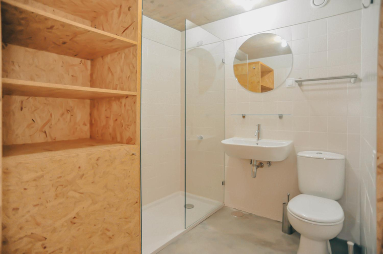 Bathroom 2, Madragoa Modern Apartments, Lisbon