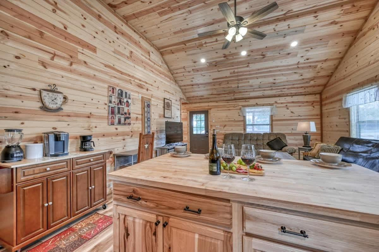 Kitchen 5, Rustic Cabin with Firepit and Grill - 10 mins to Main St, Gillespie