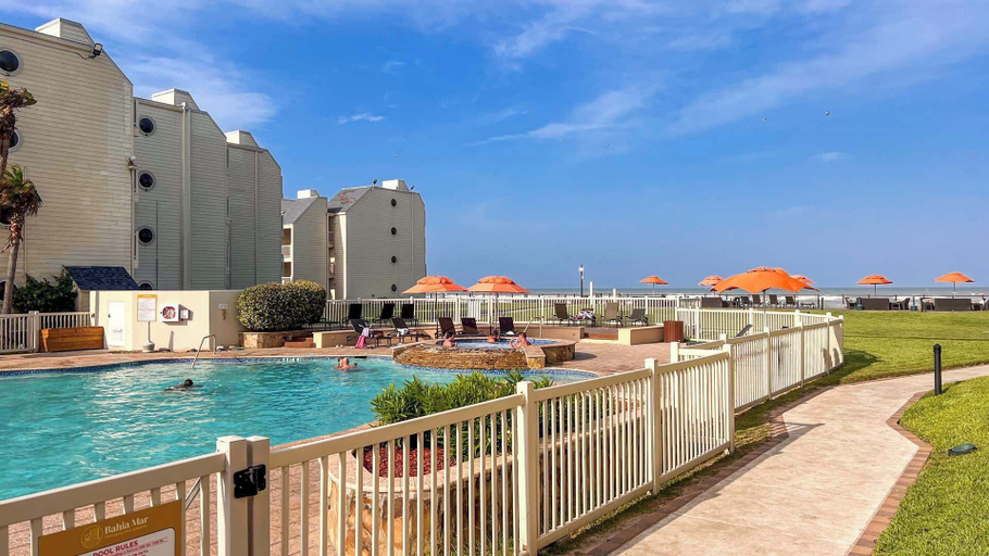 Exterior & Views 1, Direct Beach Pools & Sun Deck - Stylish - Clean, Cameron