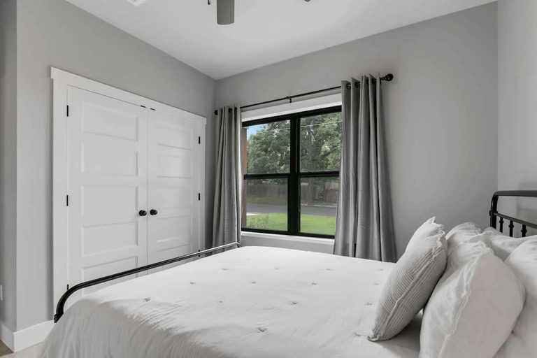 Room 5, Luxury Home 3blck From Main St With Firepit, Gillespie