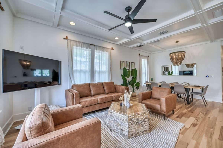 Living area 5, The Golden Goose - Hot Tub-fire Pit-2 Blks to Main, Gillespie